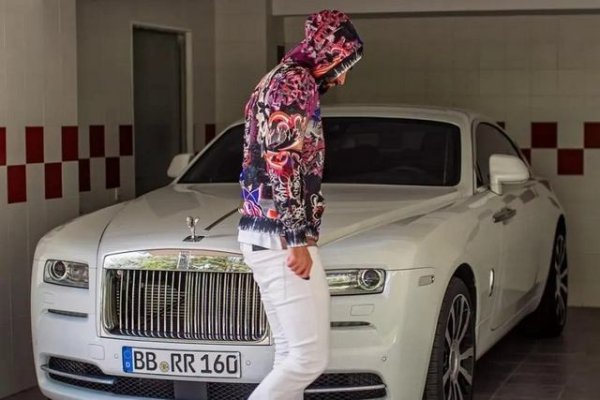 От една класика към друга - Rolls Royce със сигурност е вечен автомобил, но успехът, който има сред футболистите (дори и по-младите) е изненадващ. Карим притежава едно от най-невероятните произведения в автомобилния сектор - бялата версия Wraith придава допълнителна нотка на елегантност на футболиста.